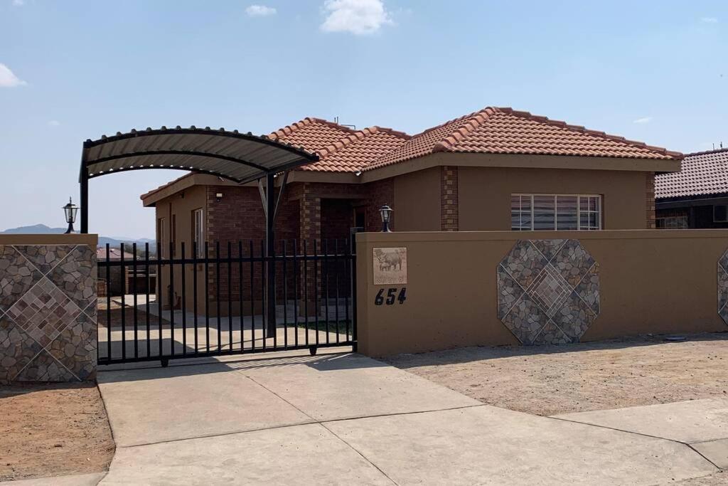 Mogwase Rhino House With 3 Bedrooms Next To Pilanesberg And Sun City מראה חיצוני תמונה