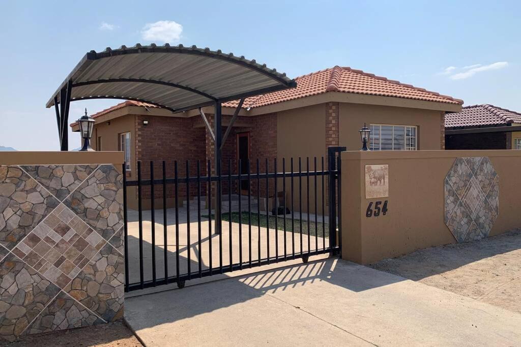 Mogwase Rhino House With 3 Bedrooms Next To Pilanesberg And Sun City מראה חיצוני תמונה